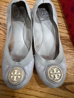 Tory Burch Caroline 2 Ballet Flats in color: Dust Storm